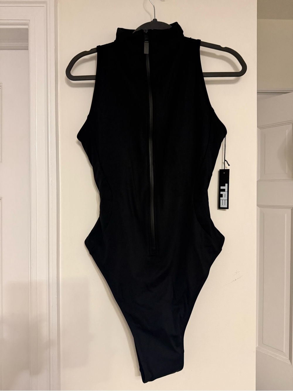 Sleeveless Front-Zip One-Piece Swimsuit - Black - Picture 4 of 5